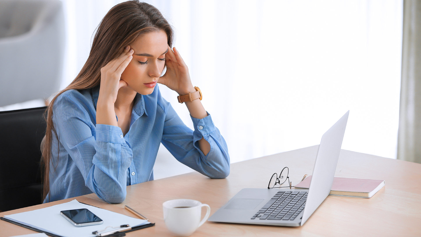 Млада жена е под стрес поради хормонални промени.