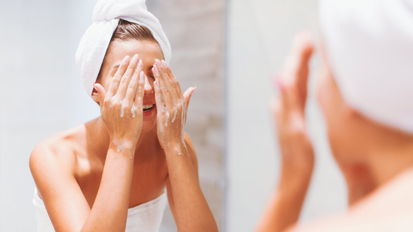 Жена мие лицето си с нежна пяна – Catafertyl